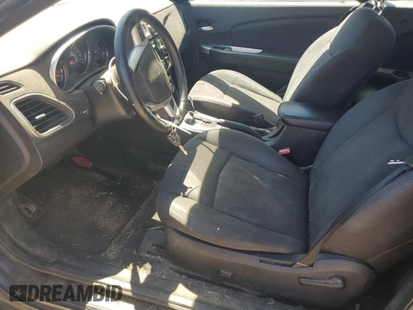 2013 Chrysler 200 Touring z VIN 1C3BCBEGXDN524870, wystawiony jako Copart lot #61676524 z przebiegiem 135 608 mil mil oraz Szkoda całkowita • Salvage title. Historia ofert i sprzedaży dostępna na DreamBid. Obrazek 7.