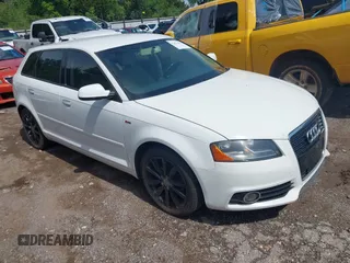 2011 Audi A3 Premium z VIN WAUBJBFM1BA043705, wystawiony jako IAAI lot #42472193 z przebiegiem 151 789 mil mil oraz . Historia ofert i sprzedaży dostępna na DreamBid. Obrazek 1.