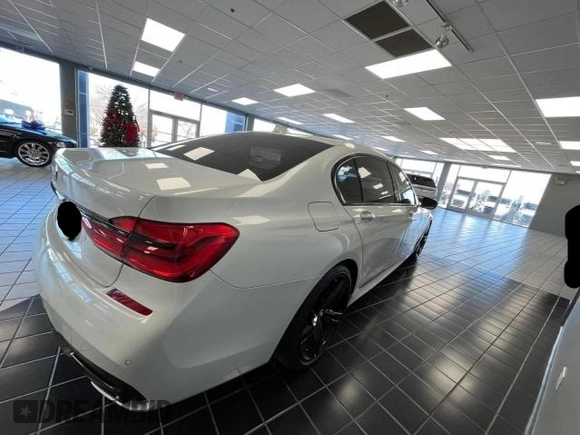 2018 BMW 7 Series 740i with VIN WBA7E2C50JG743251, listed as a Copart auction lot 46553935 with 60,974 mi miles and Clean Title. Bid and sale history available at carsss.com. Image 4.