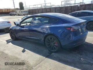 2018 Tesla Model 3 Long Range Battery z VIN 5YJ3E1EB4JF083983, wystawiony jako Copart lot #45250445 z przebiegiem 61 042 mil mil oraz Szkoda całkowita • Salvage title. Historia ofert i sprzedaży dostępna na DreamBid. Obrazek 2.