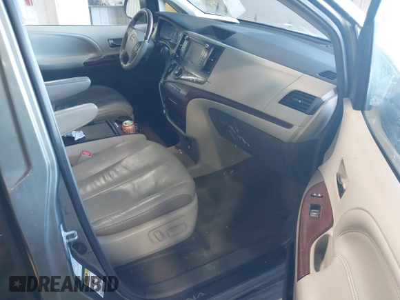 2011 Toyota Sienna XLE with VIN 5TDDK3DC6BS025101, listed as a IAAI auction lot 41473796 with 211,467 mi miles. Bid and sale history available at carsss.com. Image 5.