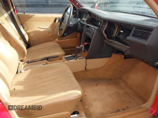 1992 Mercedes-Benz 190 z VIN WDBDA29DXNF899176, wystawiony jako IAAI lot #41829844 z przebiegiem 167 030 mil mil oraz . Historia ofert i sprzedaży dostępna na DreamBid. Obrazek 5.