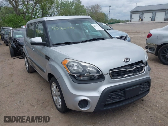 2013 Kia Soul + z VIN KNDJT2A63D7761273, wystawiony jako IAAI lot #42166793 z przebiegiem 134 647 mil mil oraz . Historia ofert i sprzedaży dostępna na DreamBid. Obrazek 1.