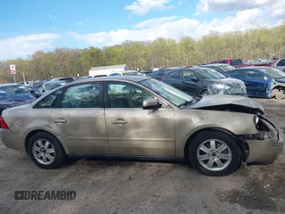 2005 Ford Five Hundred SE z VIN 1FAFP23115G121341, wystawiony jako IAAI lot #42027397 z przebiegiem 110 851 mil mil oraz . Historia ofert i sprzedaży dostępna na DreamBid. Obrazek 14.