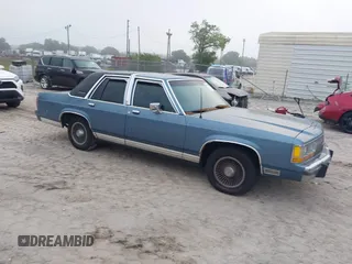 1988 Ford Crown Victoria z VIN 2FABP74F6JX153597, wystawiony jako IAAI lot #41917502 z przebiegiem 60 871 mil mil oraz . Historia ofert i sprzedaży dostępna na DreamBid. Obrazek 1.