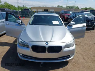 2013 BMW 5 Series 528i xDrive z VIN WBAXH5C50DD107881, wystawiony jako IAAI lot #42279780 z przebiegiem 205 890 mil mil oraz . Historia ofert i sprzedaży dostępna na DreamBid. Obrazek 6.