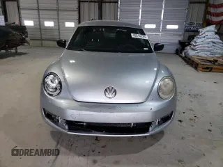 2014 Volkswagen Beetle Entry z VIN 3VWF17AT8EM645912, wystawiony jako Copart lot #49214225 z przebiegiem 152 204 mil mil oraz Czysty tytuł • Clean title. Historia ofert i sprzedaży dostępna na DreamBid. Obrazek 5.