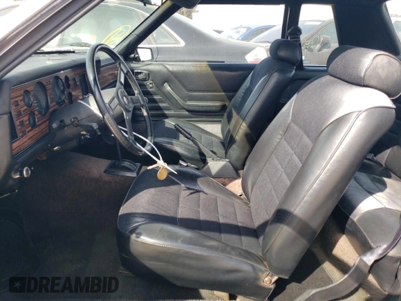 1983 Ford Mustang z VIN 1FABP26A1DF176922, wystawiony jako Copart lot #46378435 z przebiegiem 63 106 mil mil oraz Czysty tytuł • Clean title. Historia ofert i sprzedaży dostępna na DreamBid. Obrazek 7.
