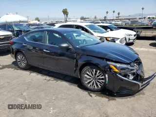 2025 Nissan Altima SV z VIN 1N4BL4DV8SN385784, wystawiony jako Copart lot #59095405 z przebiegiem 1 635 mil mil oraz Czysty tytuł • Clean title. Historia ofert i sprzedaży dostępna na DreamBid. Obrazek 4.