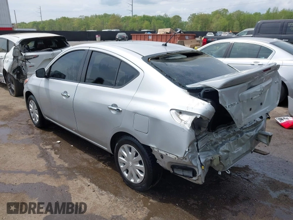 2019 Nissan Versa SV z VIN 3N1CN7AP4KL855196, wystawiony jako IAAI lot #42081644 z przebiegiem 79 527 mil mil oraz . Historia ofert i sprzedaży dostępna na DreamBid. Obrazek 3.