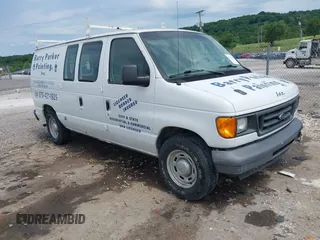 2006 Ford Econoline Cargo z VIN 1FTRE14W56HA74697, wystawiony jako IAAI lot #42341374 z przebiegiem 153 519 mil mil oraz . Historia ofert i sprzedaży dostępna na DreamBid. Obrazek 1.