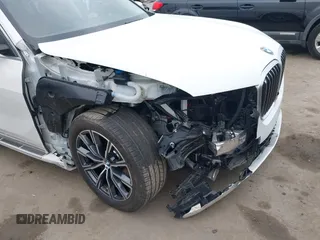 2025 BMW X7 xDrive40i z VIN 5UX23EM06S9X93597, wystawiony jako IAAI lot #42182551 z przebiegiem 6933 mil mil oraz . Historia ofert i sprzedaży dostępna na DreamBid. Obrazek 6.