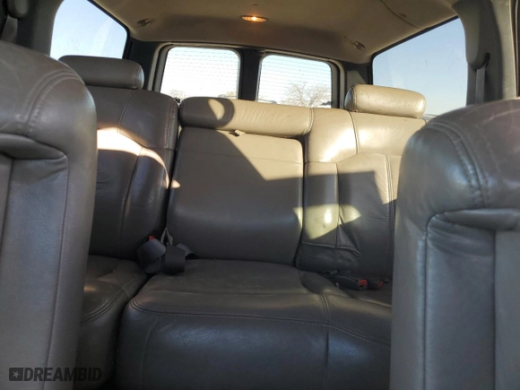 2000 Chevrolet Suburban LS with VIN 3GNEC16T3YG132821, listed as a Copart auction lot 87255784 with 236,048 mi miles and Clean Title. Bid and sale history available at carsss.com. Image 10.
