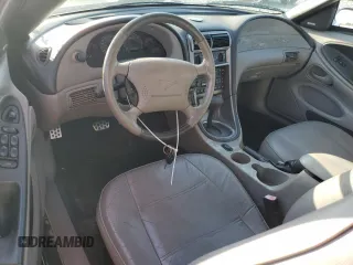 2004 Ford Mustang Deluxe z VIN 1FAFP44674F177195, wystawiony jako Copart lot #65935855 z przebiegiem 928 945 mil mil oraz Czysty tytuł • Clean title. Historia ofert i sprzedaży dostępna na DreamBid. Obrazek 8.