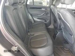 2022 BMW X1 xDrive28i z VIN WBXJG9C05N5U77973, wystawiony jako Copart lot #56828995 z przebiegiem 14 448 mil mil oraz Szkoda całkowita • Salvage title. Historia ofert i sprzedaży dostępna na DreamBid. Obrazek 11.