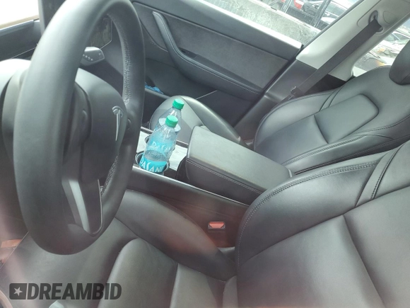 2020 Tesla Model Y Long Range z VIN 5YJYGDEF3LF028061, wystawiony jako Copart lot #57493175 z przebiegiem Nie podano mil oraz Czysty tytuł • Clean title. Historia ofert i sprzedaży dostępna na DreamBid. Obrazek 9.