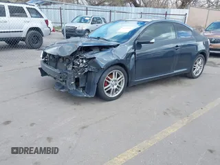 2009 Scion tC z VIN JTKDE167690288903, wystawiony jako IAAI lot #41925192 z przebiegiem 220 905 mil mil oraz . Historia ofert i sprzedaży dostępna na DreamBid. Obrazek 2.
