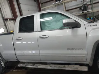 2018 GMC Sierra 1500 SLE z VIN 1GTV2MEH8JZ357073, wystawiony jako IAAI lot #41642234 z przebiegiem 105 007 mil mil oraz . Historia ofert i sprzedaży dostępna na DreamBid. Obrazek 13.