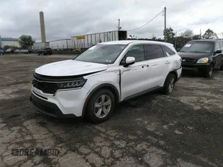 2021 Kia Sorento LX with VIN 5XYRG4LCXMG017520, listed as a IAAI auction lot 39440093 with 111,311 mi miles. Bid and sale history available at carsss.com. Image 2.