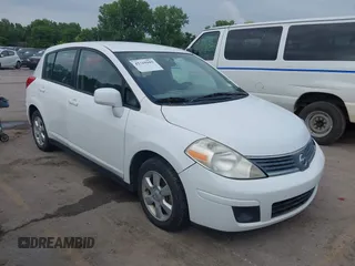 2009 Nissan Versa S z VIN 3N1BC13E09L408482, wystawiony jako IAAI lot #42369103 z przebiegiem 90 386 mil mil oraz . Historia ofert i sprzedaży dostępna na DreamBid. Obrazek 1.