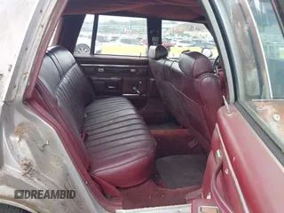 1984 Chevrolet Caprice z VIN 2G1AN35H3E9181574, wystawiony jako IAAI lot #42374841 z przebiegiem 109 435 mil mil oraz . Historia ofert i sprzedaży dostępna na DreamBid. Obrazek 8.