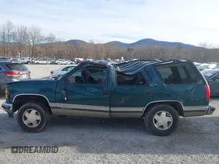 1998 GMC Yukon z VIN 1GKEK13R2WJ731178, wystawiony jako IAAI lot #41339082 z przebiegiem 291 604 mil mil oraz . Historia ofert i sprzedaży dostępna na DreamBid. Obrazek 6.