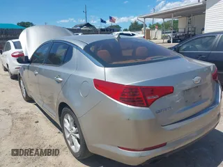 2013 Kia Optima LX z VIN 5XXGM4A74DG216153, wystawiony jako IAAI lot #42304423 z przebiegiem 200 884 mil mil oraz . Historia ofert i sprzedaży dostępna na DreamBid. Obrazek 3.