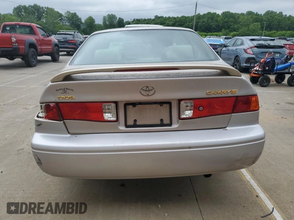 2001 Toyota Camry CE z VIN 4T1BG22K41U104477, wystawiony jako Copart lot #58437155 z przebiegiem 84 355 mil mil oraz Czysty tytuł • Clean title. Historia ofert i sprzedaży dostępna na DreamBid. Obrazek 6.