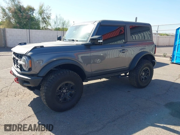 2021 Ford Bronco z VIN 1FMDE5CP3MLB06340, wystawiony jako IAAI lot #41681167 z przebiegiem 28 520 mil mil oraz . Historia ofert i sprzedaży dostępna na DreamBid. Obrazek 2.