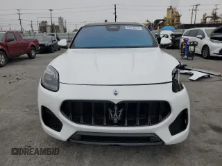 2023 Maserati Grecale Modena z VIN ZN682AVM0P7432182, wystawiony jako Copart lot #52376645 z przebiegiem 9 408 mil mil oraz Szkoda całkowita • Salvage title. Historia ofert i sprzedaży dostępna na DreamBid. Obrazek 5.