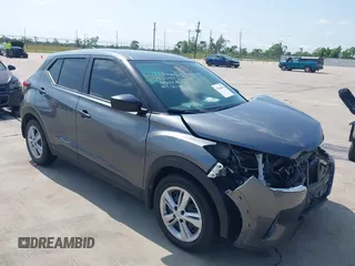 2023 Nissan Kicks S z VIN 3N1CP5BV8PL563893, wystawiony jako IAAI lot #42188016 z przebiegiem 23 539 mil mil oraz . Historia ofert i sprzedaży dostępna na DreamBid. Obrazek 1.