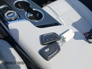 2024 Cadillac LYRIQ Luxury z VIN 1GYKPRRL8RZ128706, wystawiony jako IAAI lot #42161670 z przebiegiem 12 258 mil mil oraz . Historia ofert i sprzedaży dostępna na DreamBid. Obrazek 11.