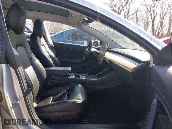 2018 Tesla Model 3 Long Range Battery z VIN 5YJ3E1EB3JF117007, wystawiony jako IAAI lot #41753572 z przebiegiem 82 444 mil mil oraz . Historia ofert i sprzedaży dostępna na DreamBid. Obrazek 5.
