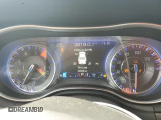 2016 Chrysler 300 Limited z VIN 2C3CCAAG1GH233711, wystawiony jako Copart lot #53933315 z przebiegiem 246 395 mil mil oraz Szkoda całkowita • Salvage title. Historia ofert i sprzedaży dostępna na DreamBid. Obrazek 9.