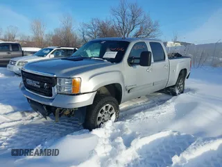 2011 GMC Sierra 2500HD SLT z VIN 1GT121C81BF180823, wystawiony jako IAAI lot #41565516 z przebiegiem 241 220 mil mil oraz . Historia ofert i sprzedaży dostępna na DreamBid. Obrazek 2.