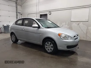 2010 Hyundai Accent GS z VIN KMHCM3AC4AU149383, wystawiony jako IAAI lot #42383644 z przebiegiem 101 585 mil mil oraz . Historia ofert i sprzedaży dostępna na DreamBid. Obrazek 1.
