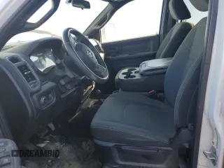 2023 Ram 2500 Tradesman z VIN 3C6UR5CL7PG538704, wystawiony jako Copart lot #46488725 z przebiegiem 112 004 mil mil oraz Szkoda całkowita • Salvage title. Historia ofert i sprzedaży dostępna na DreamBid. Obrazek 7.