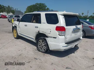 2013 Toyota 4Runner SR5 z VIN JTEBU5JR3D5135548, wystawiony jako IAAI lot #42279172 z przebiegiem 288 613 mil mil oraz . Historia ofert i sprzedaży dostępna na DreamBid. Obrazek 3.