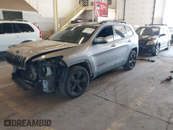 2018 Jeep Cherokee Latitude z VIN 1C4PJLCB3JD542813, wystawiony jako IAAI lot #42017804 z przebiegiem 106 825 mil mil oraz . Historia ofert i sprzedaży dostępna na DreamBid. Obrazek 18.