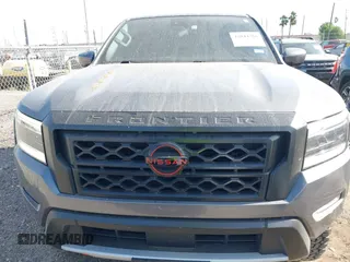 2023 Nissan Frontier Pro-4X z VIN 1N6ED1EK0PN670619, wystawiony jako IAAI lot #42044366 z przebiegiem 26 475 mil mil oraz . Historia ofert i sprzedaży dostępna na DreamBid. Obrazek 6.