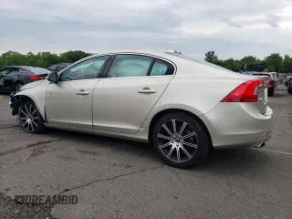 2018 Volvo S60 Inscription Platinum with VIN LYV402TM4JB165792, listed as a Copart auction lot 63076324 with 20,033 mi miles and Salvage Title. Bid and sale history available at carsss.com. Image 2.