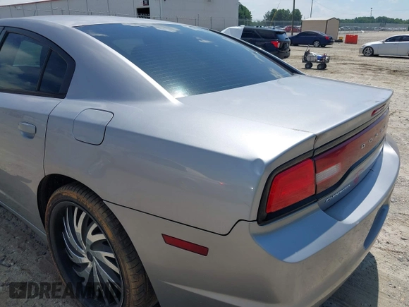 2013 Dodge Charger SE z VIN 2C3CDXBG0DH639988, wystawiony jako IAAI lot #40032112 z przebiegiem 197 941 mil mil oraz . Historia ofert i sprzedaży dostępna na DreamBid. Obrazek 11.