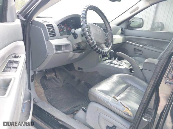 2005 Jeep Grand Cherokee Laredo with VIN 1J4GS48K05C511231, listed as a IAAI auction lot 41737924 with 179,411 mi miles. Bid and sale history available at carsss.com. Image 5.