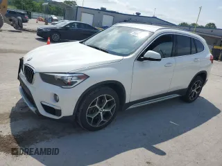 2018 BMW X1 sDrive28i z VIN WBXHU7C30J3H42992, wystawiony jako Copart lot #55065275 z przebiegiem 80 490 mil mil oraz Szkody całkowita. Historia ofert i sprzedaży dostępna na DreamBid. Obrazek 1.