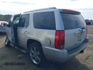 2010 Cadillac Escalade z VIN 1GYUCAEF9AR180758, wystawiony jako IAAI lot #41419380 z przebiegiem 201 784 mil mil oraz . Historia ofert i sprzedaży dostępna na DreamBid. Obrazek 3.