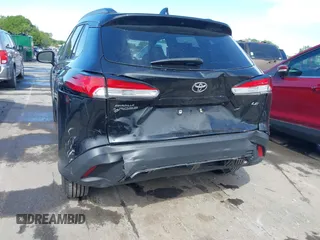2022 Toyota Corolla Cross LE z VIN 7MUCAAAG8NV037030, wystawiony jako IAAI lot #42014483 z przebiegiem 39 146 mil mil oraz . Historia ofert i sprzedaży dostępna na DreamBid. Obrazek 6.