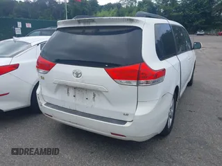 2011 Toyota Sienna LE AAS z VIN 5TDKK3DC7BS051343, wystawiony jako IAAI lot #42611095 z przebiegiem 211 223 mil mil oraz . Historia ofert i sprzedaży dostępna na DreamBid. Obrazek 4.