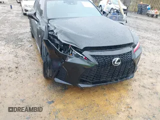 2025 Lexus IS 350 F Sport z VIN JTHGZ1E27S5038205, wystawiony jako IAAI lot #42296351 z przebiegiem 3 771 mil mil oraz . Historia ofert i sprzedaży dostępna na DreamBid. Obrazek 6.