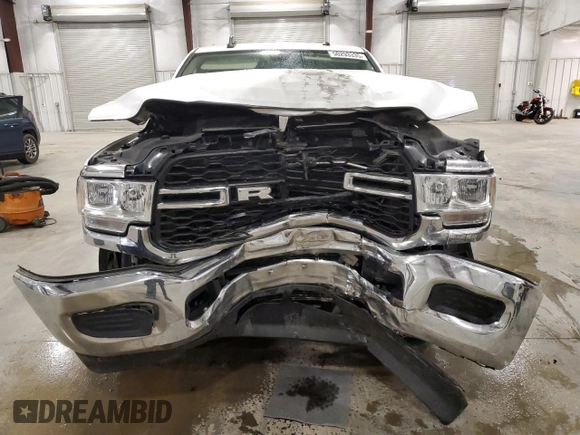 2019 Ram 2500 Tradesman z VIN 3C6UR5CL9KG719814, wystawiony jako Copart lot #50293335 z przebiegiem 126 270 mil mil oraz Szkoda całkowita • Salvage title. Historia ofert i sprzedaży dostępna na DreamBid. Obrazek 5.