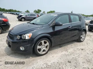2015 Chevrolet Sonic LTZ z VIN 1G1JE6SB4F4112026, wystawiony jako Copart lot #59238515 z przebiegiem 123 326 mil mil oraz Czysty tytuł • Clean title. Historia ofert i sprzedaży dostępna na DreamBid. Obrazek 1.
